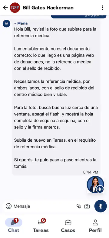 Phone chat showing a long reply from the AI assistant that says a photo was not the right document and explains how to retake it, above the message bar and a tab bar with Chat, Tareas, Casos and Perfil.