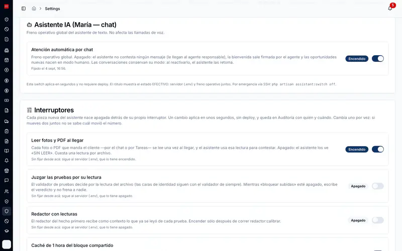 Settings tab named Asistente IA with a global switch for automatic chat replies and a list of feature switches, each with an on or off badge, a description and a note about where its value comes from.