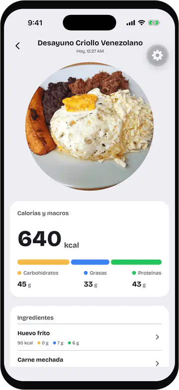 Analysis screen titled Desayuno Criollo Venezolano, with a round photo of black beans, shredded beef, a fried egg, grated cheese and fried plantain, a card with 640 kcal and the grams of carbohydrates, fat and protein, and the start of an ingredient list with Huevo frito and Carne mechada.